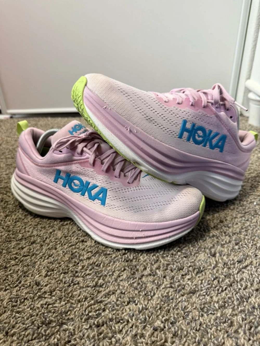 Hoka one one bondi 8 Women's Pink Running Shoe with Blue Logo - Picture 2 of 7